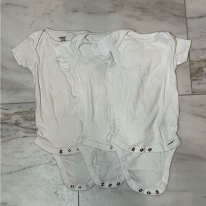 Lot of 3 Gerber Organic White Short Sleeve Onesies – Size 6-9M